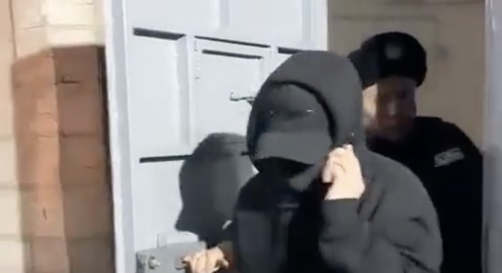 Қара бетперде киген: балаға тиісті деп айыпталған Алмас Кішкенбаев бостандыққа шықты