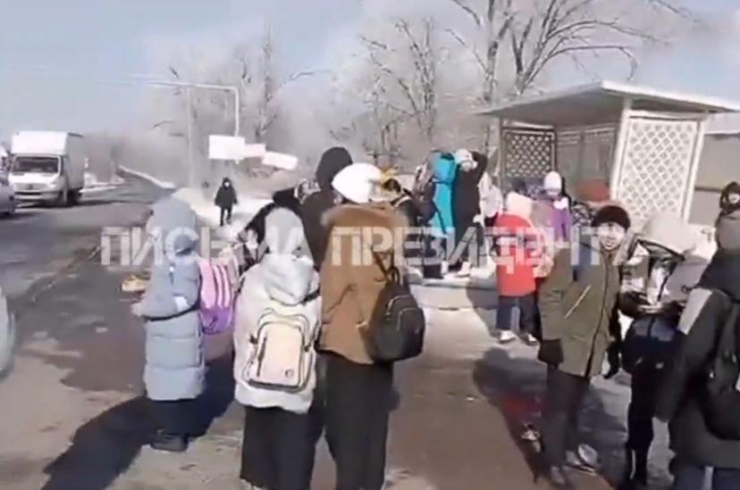 Осындай автобуспен әкімдік қызметкерлерін тасу керек