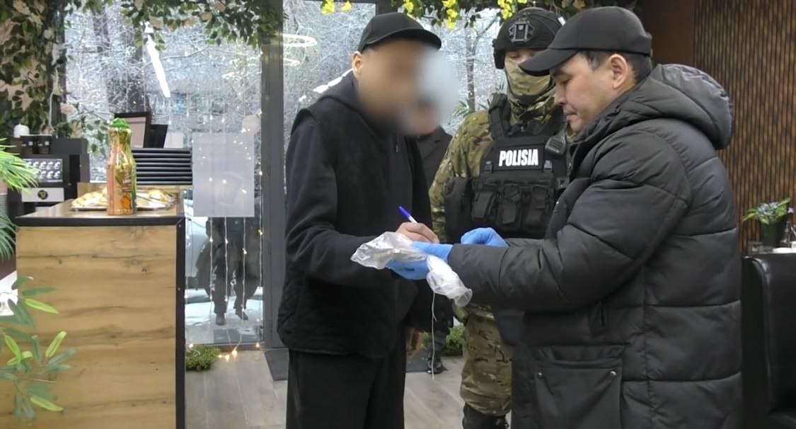 Алматыдағы кафелердің бірінде аспаз есірткі сатты деген күдікке ілінді