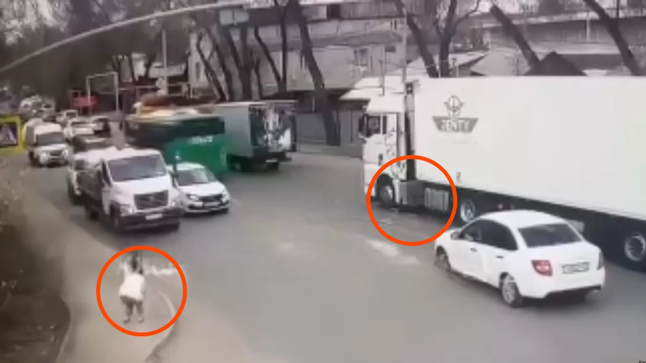 Алматыда жүк көлігі 7 жасар қызды таптап өтті: автобус жүргізушісі жауапқа тартылды