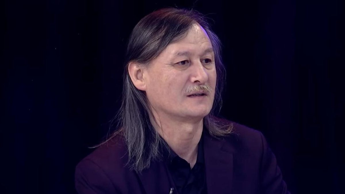 «Көріпкел айтқан»: Ұлықпан Жолдасов ұзын шашына қатысты құпияны айтып берді